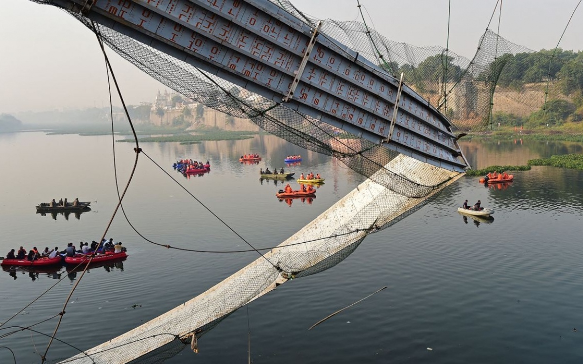 Toàn cảnh vụ sập cầu treo kinh hoàng ở Ấn Độ làm 135 người chết